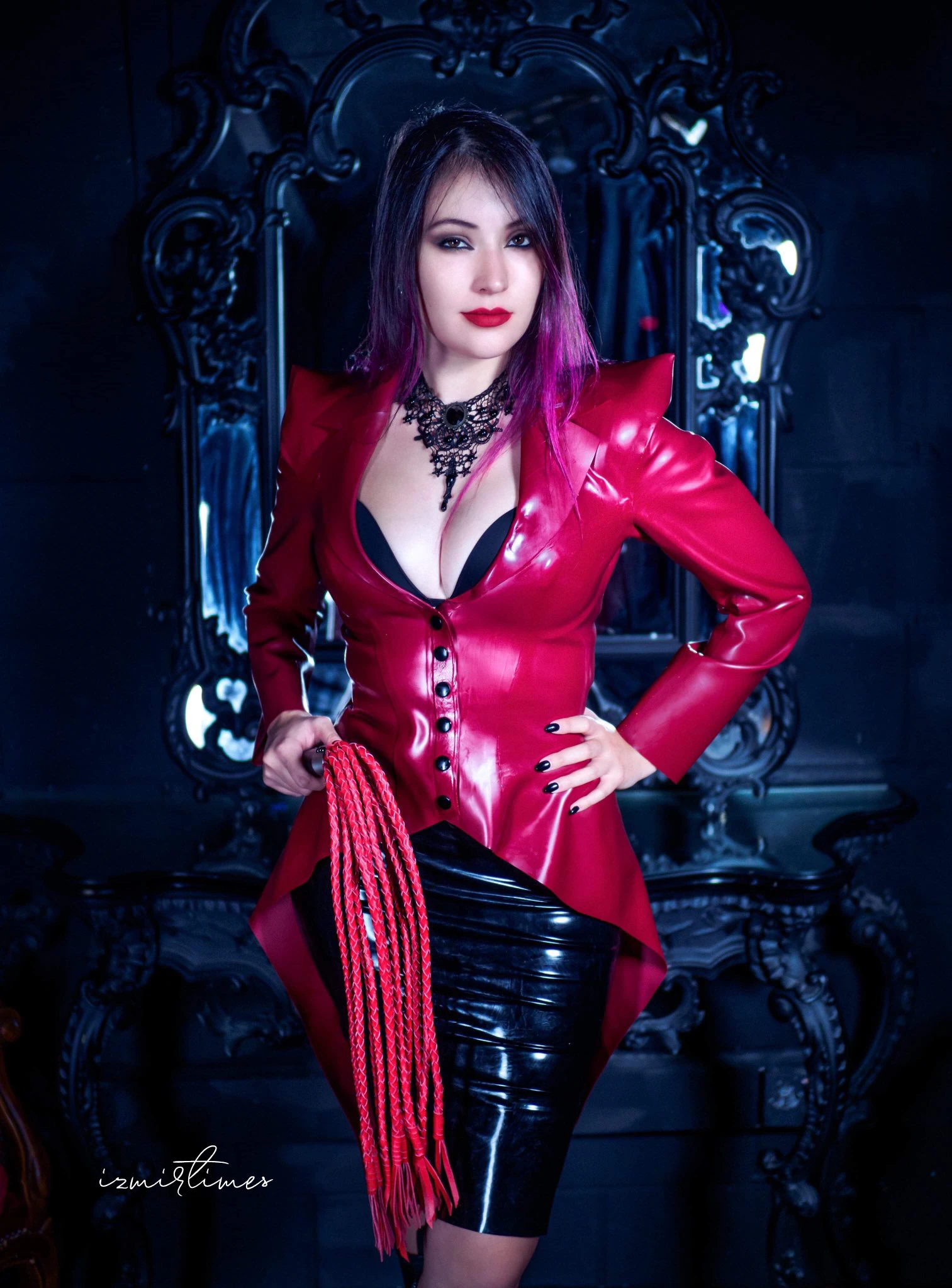 Dominatrix Kırmızı Ceket - Göğüs arası